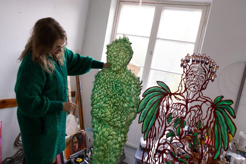 Kuvataitelija Anni Arffman ja Fablabissa tehtyjä teoksia