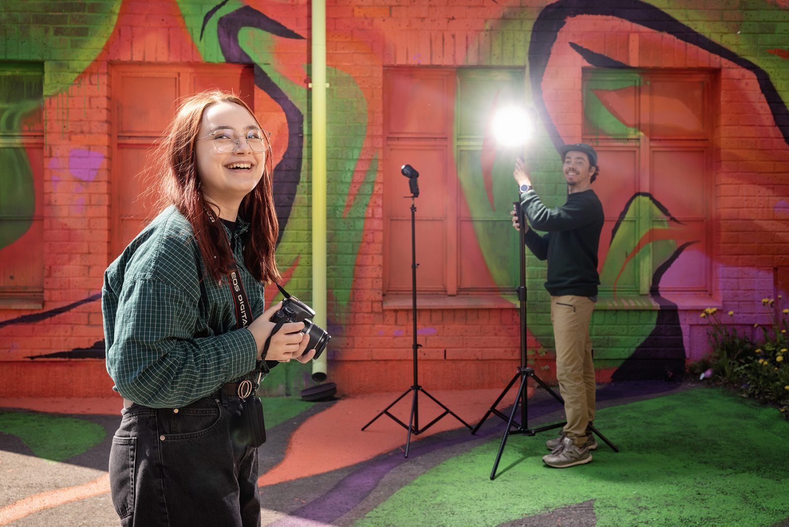 Kesätyönuori ja valokuvaaja