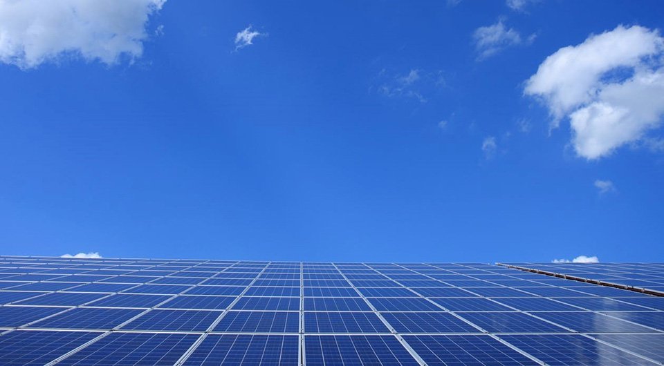 Aurinkovoimaloilla uusiutuvaa energiaa Technopoliksen kiinteistöihin