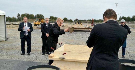Energiaministeri Kimmo Tiilikainen muurasi Oulun Energian Laanilan biovoimalaitoksen peruskiven