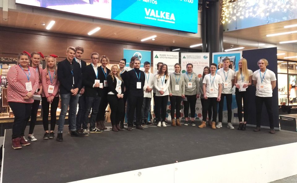 Pohjois-Pohjanmaan nuoria yrittäjiä sekä yrittäjyyskasvatuksen kehittäjiä palkittiin Kauppakeskus Valkeassa
